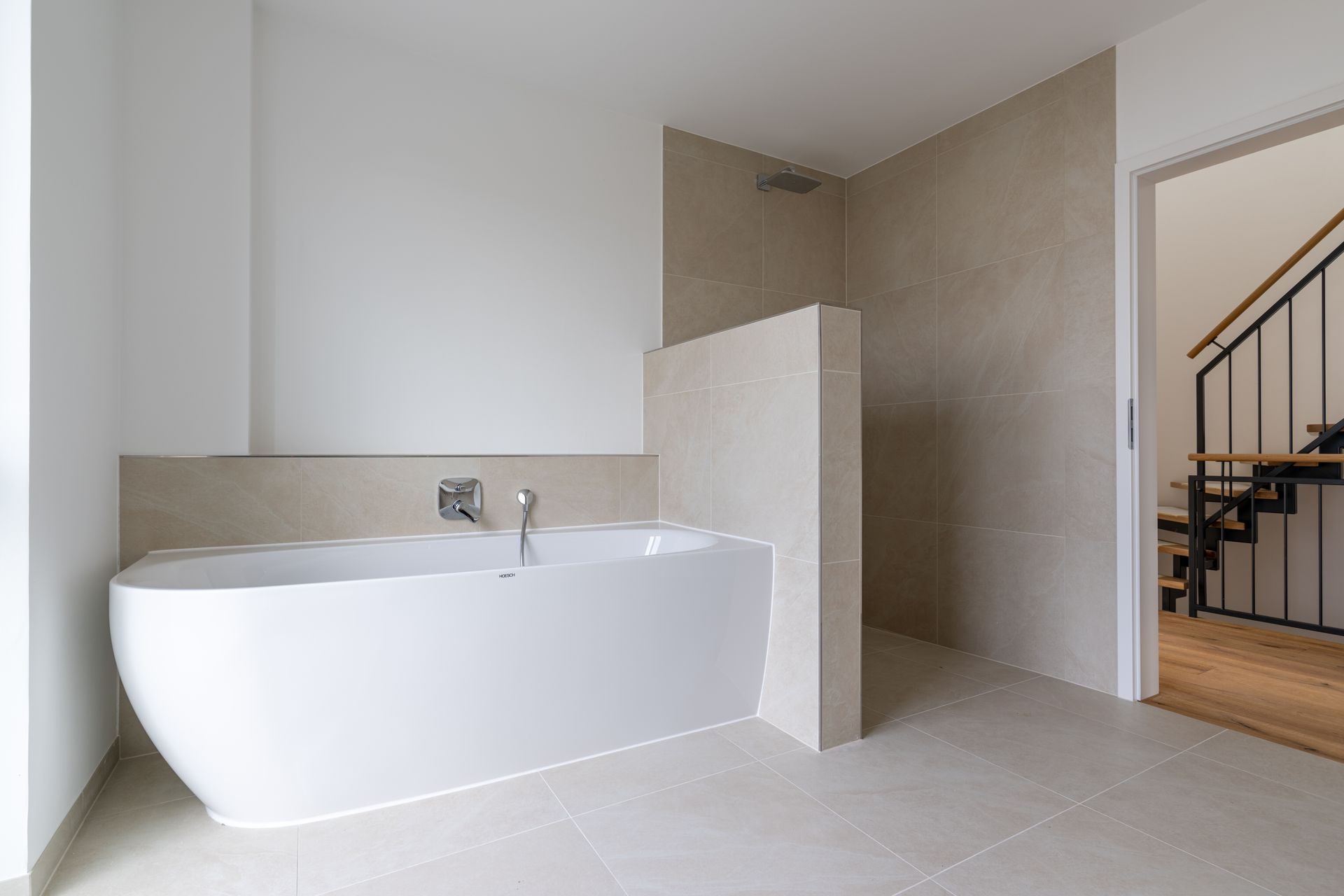 Badezimmer mit freistehender Badewanne