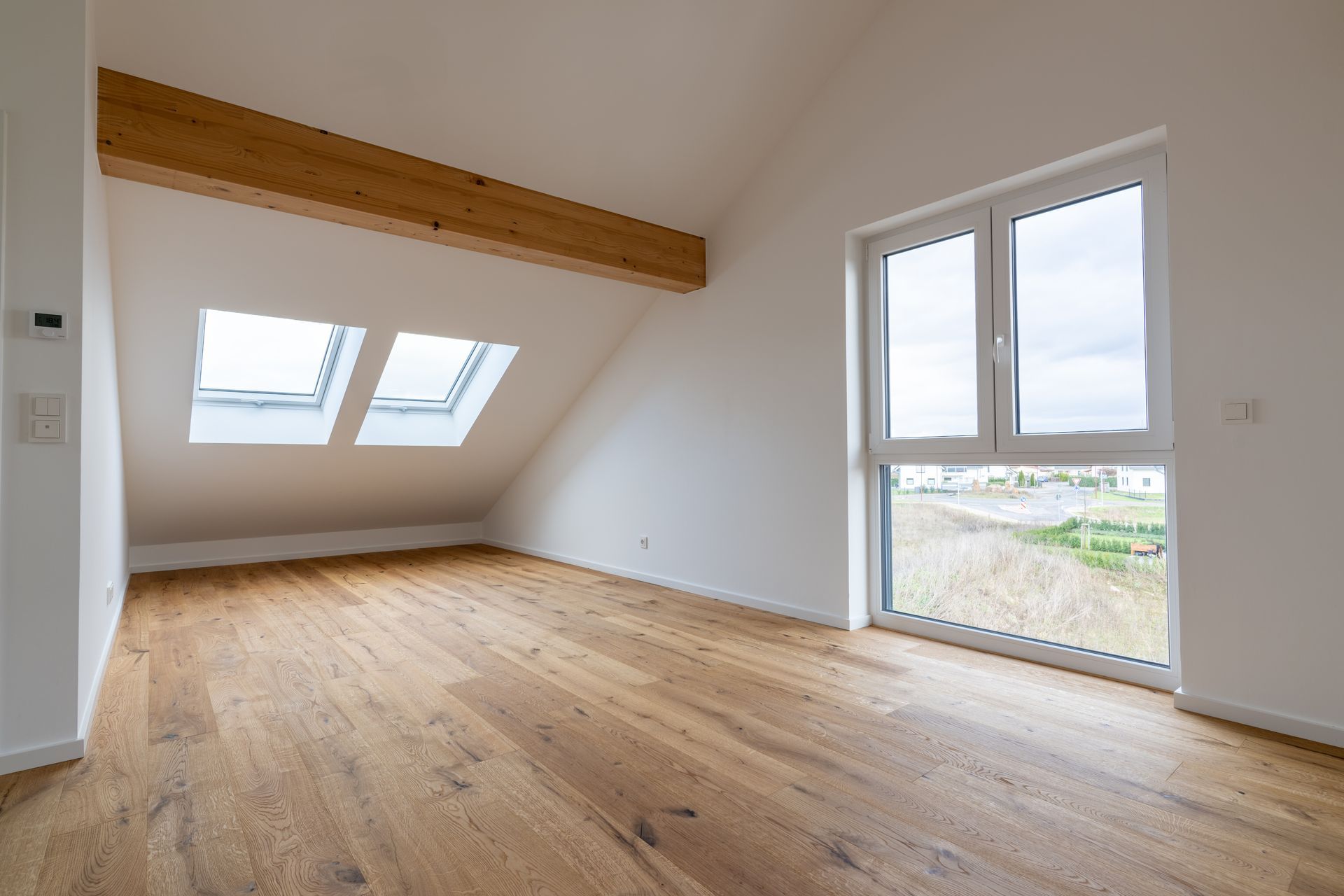 Dachstudio mit Dachfenstern und sichtbarem Holzbalken
